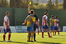 Todo el protagonismo para un trio arbitral de desastre. Foto: JOS&Eacute; UTRERA